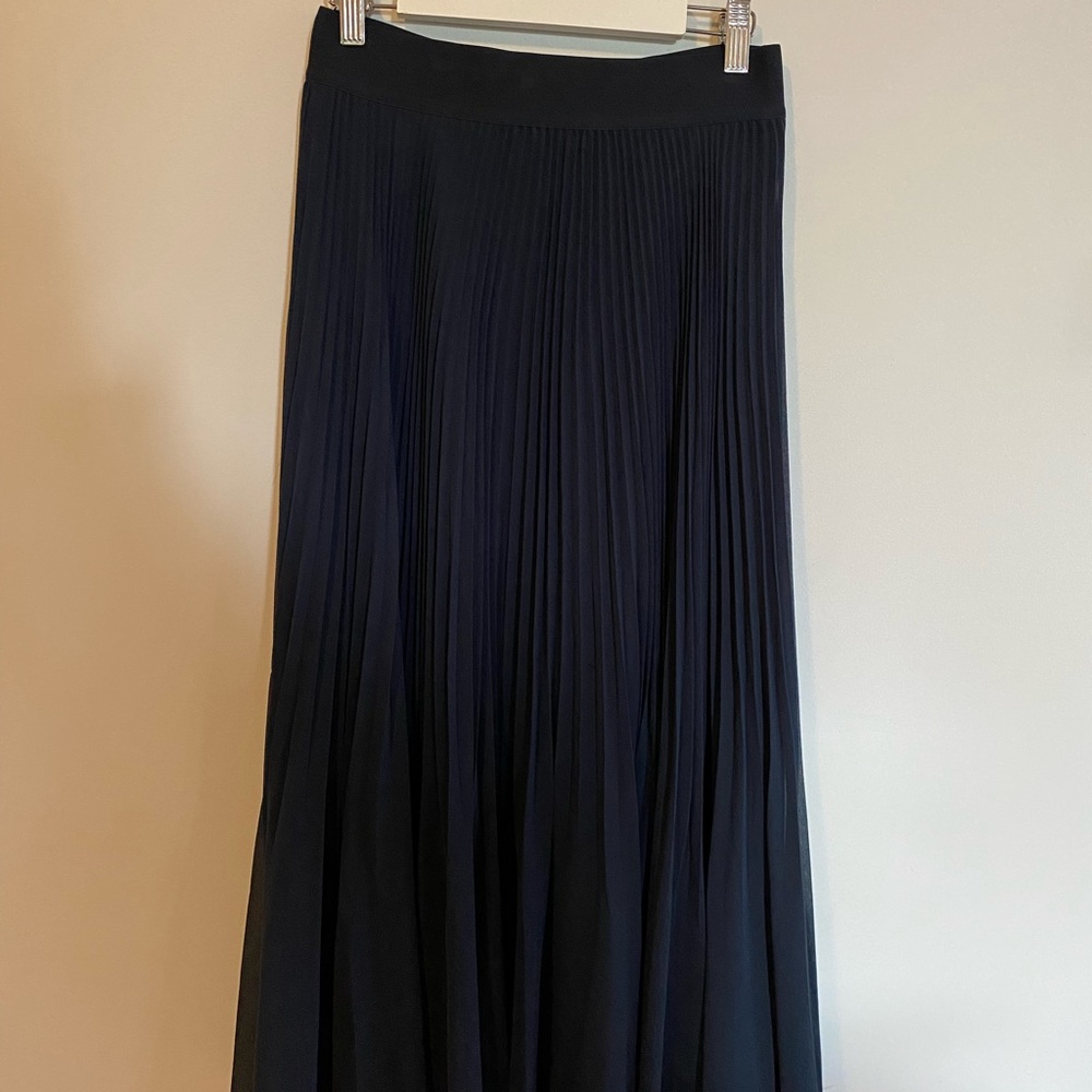Aritzia Wilfred navy pleated midi skirt size medium